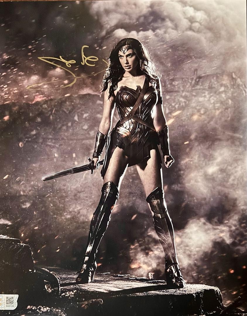 Gal Gadot sexy signed 11x14 Photo (Wonder Woman) - SWAU